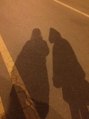 第一次加班到凌晨,看夜色里自己的影子没有疲惫,充满期待