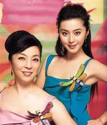 娱乐圈最美母女合影,热巴和其妹妹冷巴太像了!