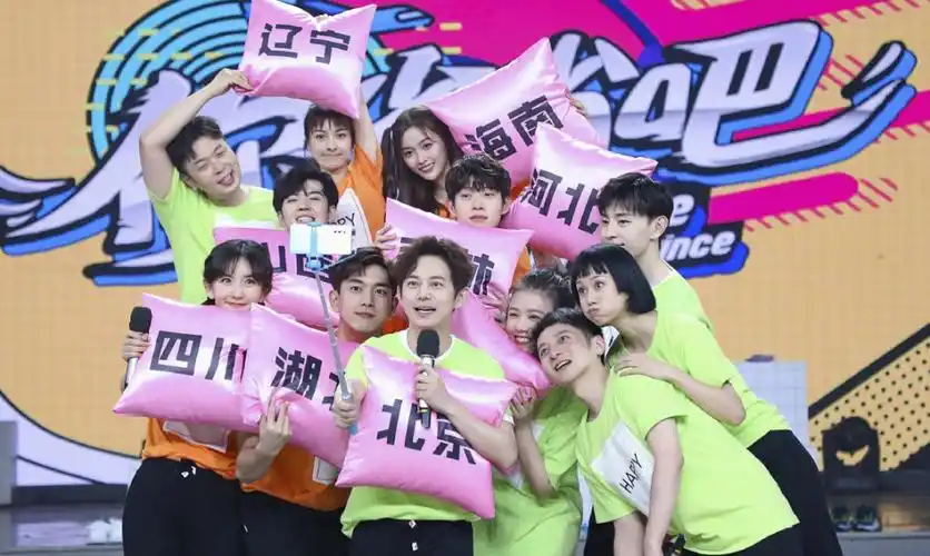 《快本》拍大合照时,有谁注意到李现站在谁身边?差别待遇太明显