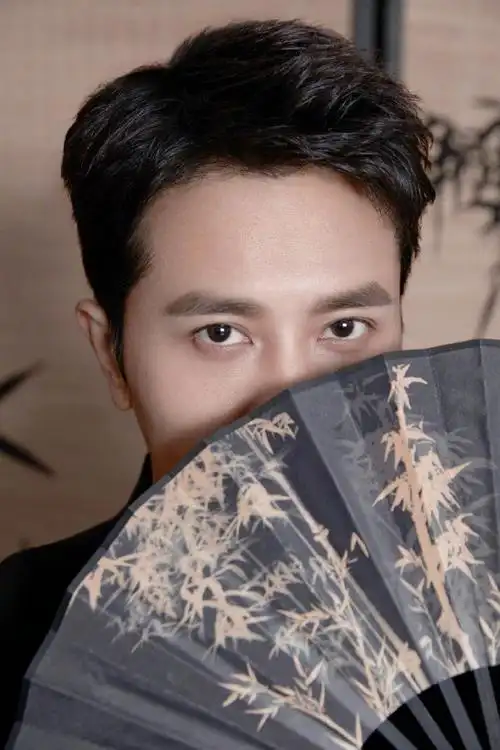 彭冠英发文说不去法国了#@彭冠英发微博晒写真,一身黑色长袍 扇子