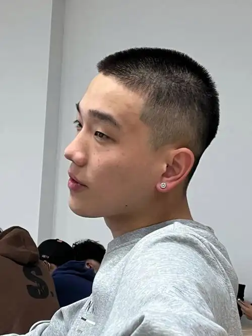 这是一个刚理寸头的帅哥