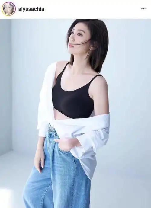 47岁贾静雯穿内衣秀身材香肩半露迷人眼四肢纤细马甲线抢镜