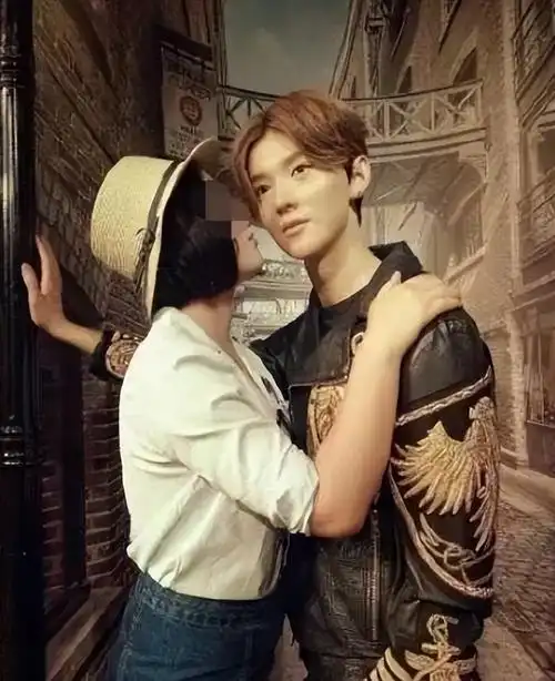 曾经,鹿晗只是晒出一张背影照,他脚上那双回力鞋第二天就卖断货,粉丝