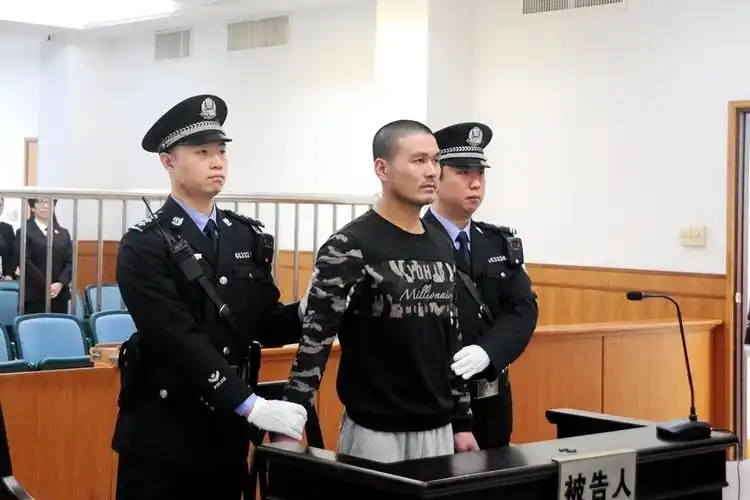 8"杀人抢劫案审判