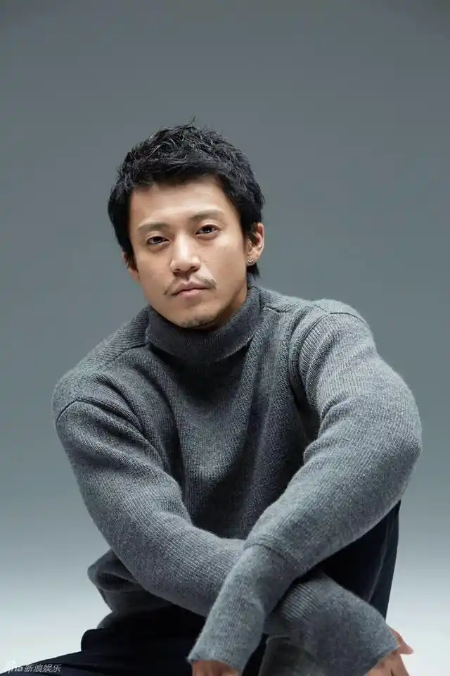 小栗旬留短须曝暖男写真撞脸雪村