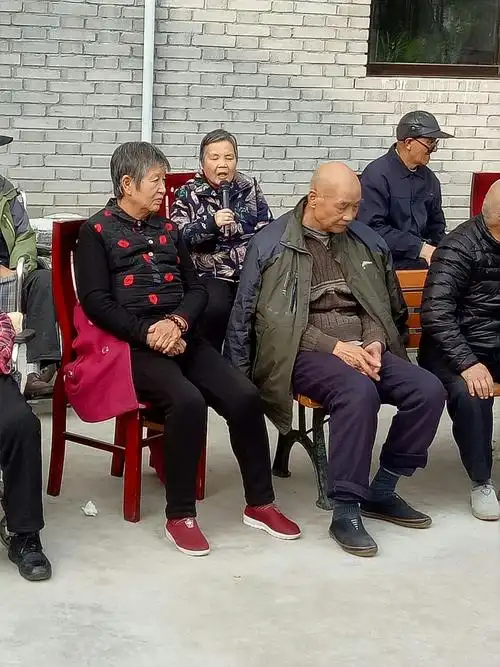 知一空调来天下仁养老院慰问老人