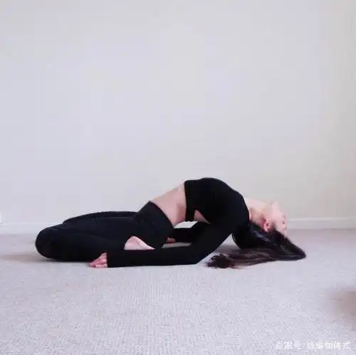 红衣似火的倪妮,瑜伽练就纤细腰肢,让她自有万种风情