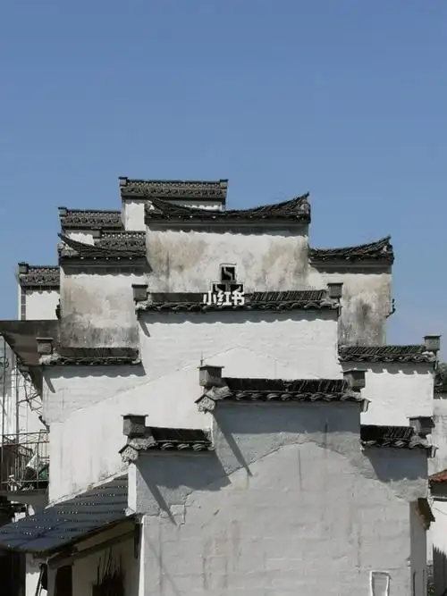 青砖小瓦马头墙,回廊挂落花格窗.