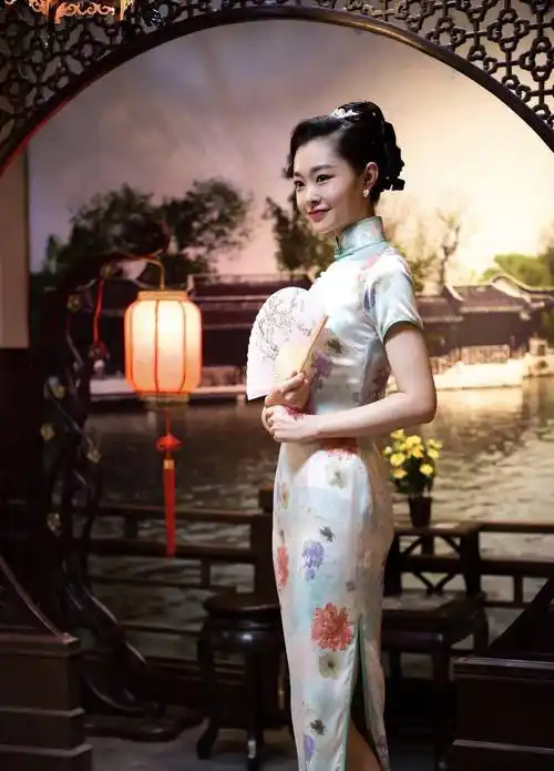 展现东方女人魅力的旗袍,这些好身材的明星穿出了灵魂惊艳了时光_气质