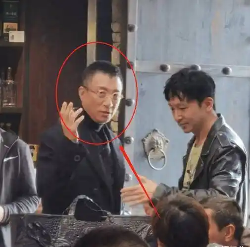 张艺兴新剧路透来袭,与孙红雷同框出镜引关注,这下收视不用愁了_电视