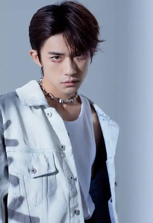 易烊千玺 金丝眼镜