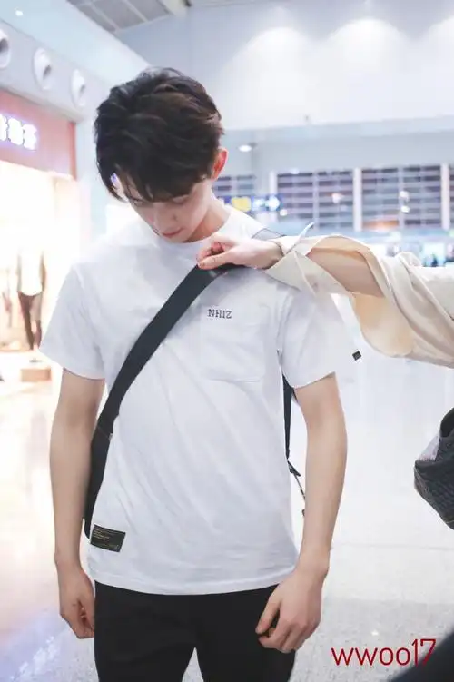 吴磊四月机场行程全记录抓住高三备考生珍贵露面每时刻