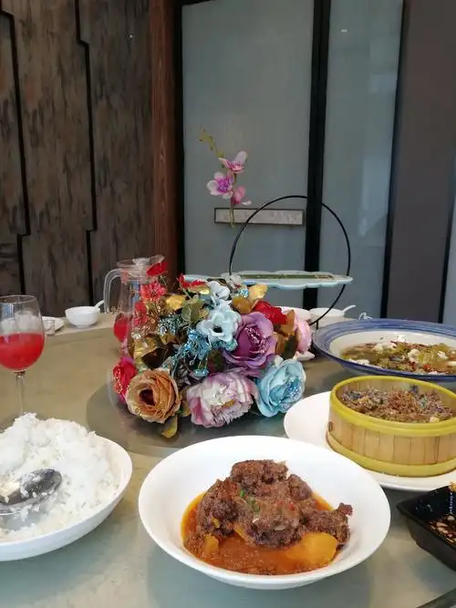 还有粉蒸排骨和一道野菜,不亏为是星级酒店的菜品卖相都不错