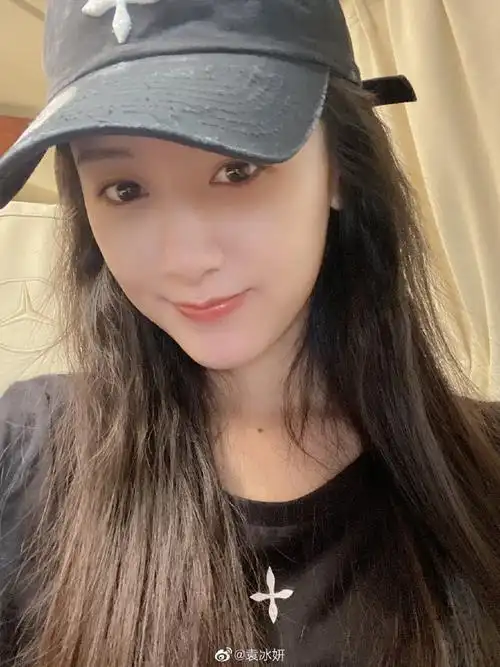 袁冰妍晒怼脸自拍照