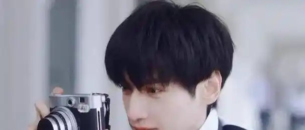 当肖战龚俊宋亚轩等一众男星穿上校服你最想和谁做同桌