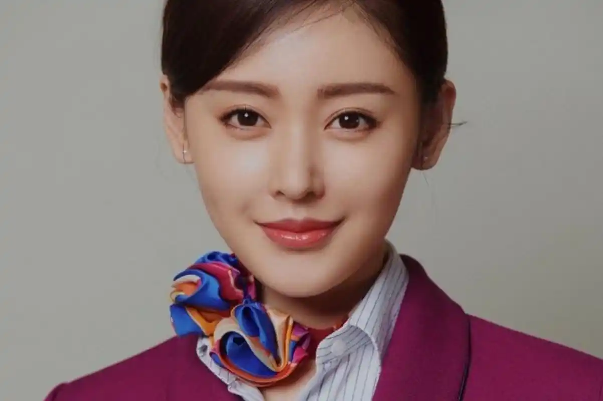 张天爱在《中国机长》中的空姐造型惊艳,气质优雅高贵,完美诠释了专业