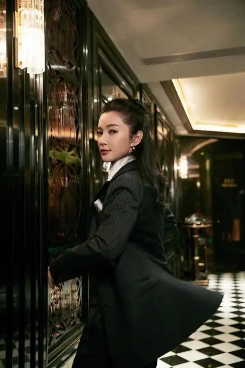 李冰冰变身西装大佬这真的是47岁吗这身材这颜值了不起