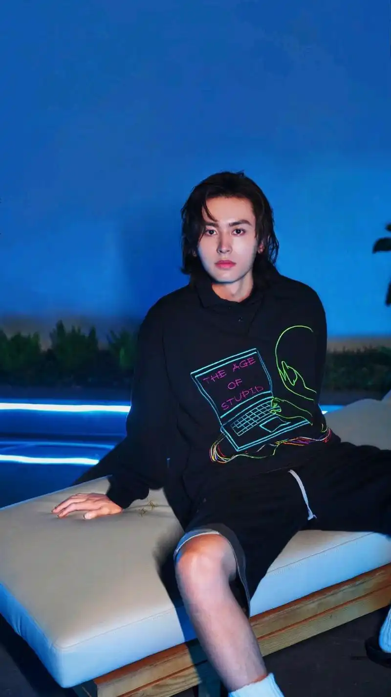 张哲瀚你朝着光走,我朝着你走!老人说喜欢一个人不需要理由