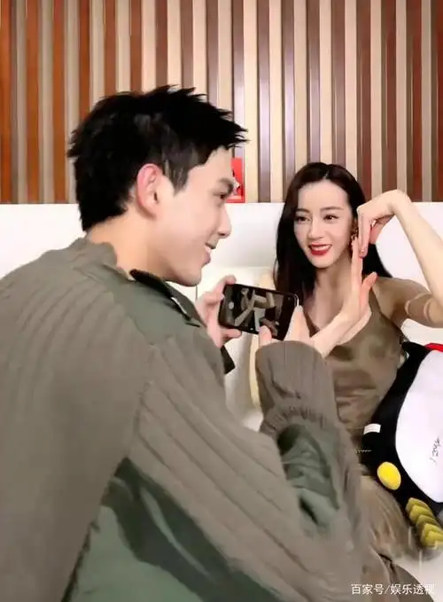 迪丽热巴与吴磊直播露蝴蝶背,互拍时热巴却被坑,认证粉丝名好逗