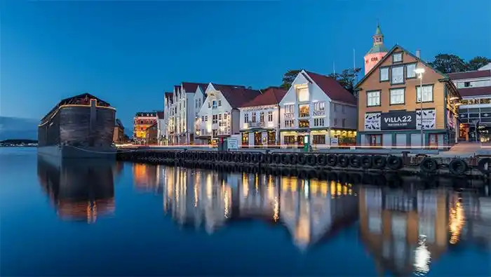 蓝色宁静湖泊边上的小镇超清唯美桌面屏保图片