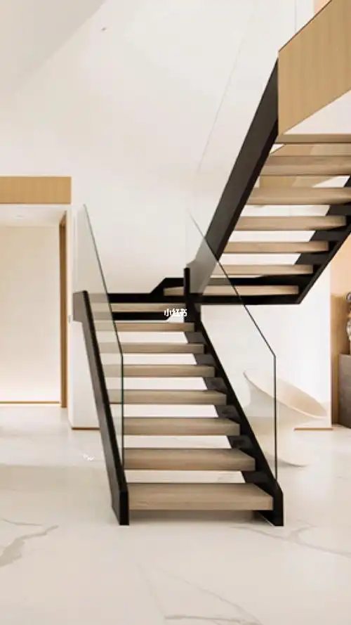 从采光和时尚角度来看 很受现代风格装修的朋友追捧#楼梯设计  #艺术