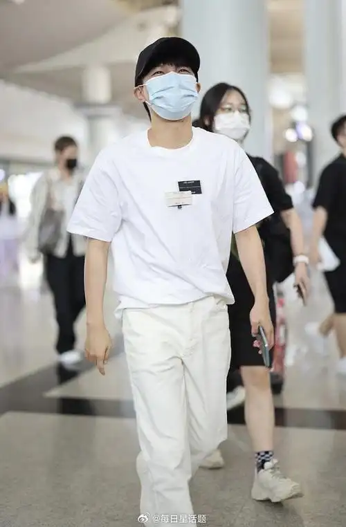 2023年9月17日,长沙,周深白色系穿搭现身长沙黄花国际机场.