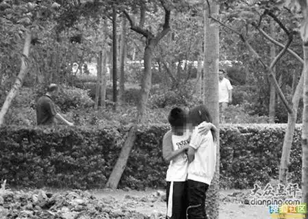 10岁小学生公园亲热接吻又拥抱