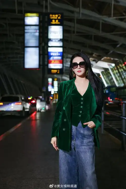 张雨绮米兰时装周造型绿丝绒西装