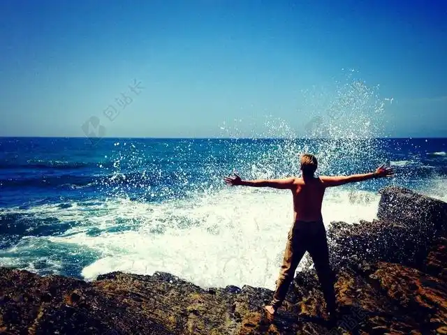 人背影海边张开手臂的男人背景图片