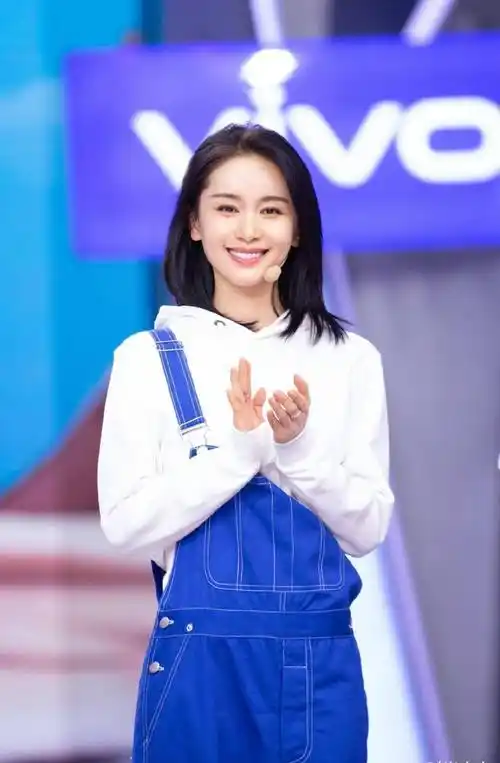 原创王子文近日综艺照穿不规则衬衫搭超短裤亮相长发造型有点惊艳