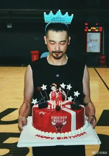 杨子姗高调为老公庆生夫妻俩当众亲吻超甜蜜好友吴克群赵又廷惊