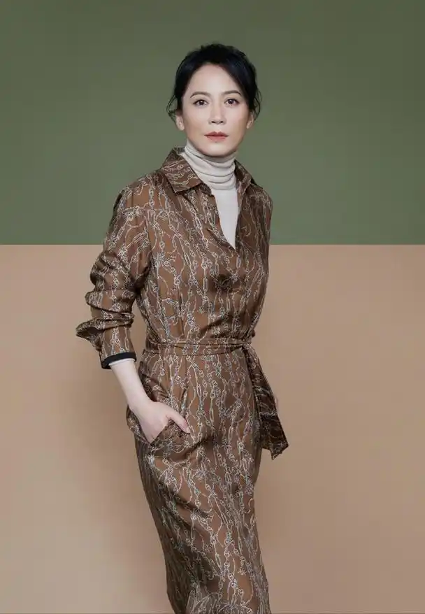 一个女明星活到50岁,容颜保鲜身材不走样,自律的样子有多美?