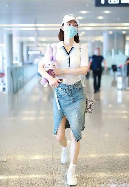 原创素颜女神王丽坤也跑偏了穿t恤接了条百褶裙这么穿真省心