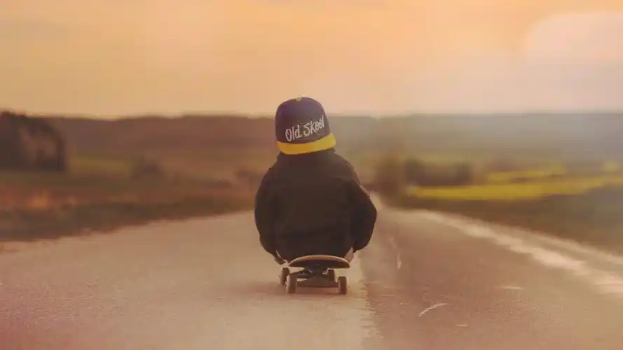 体育,滑板,背影,小孩,小小滑板少年壁纸