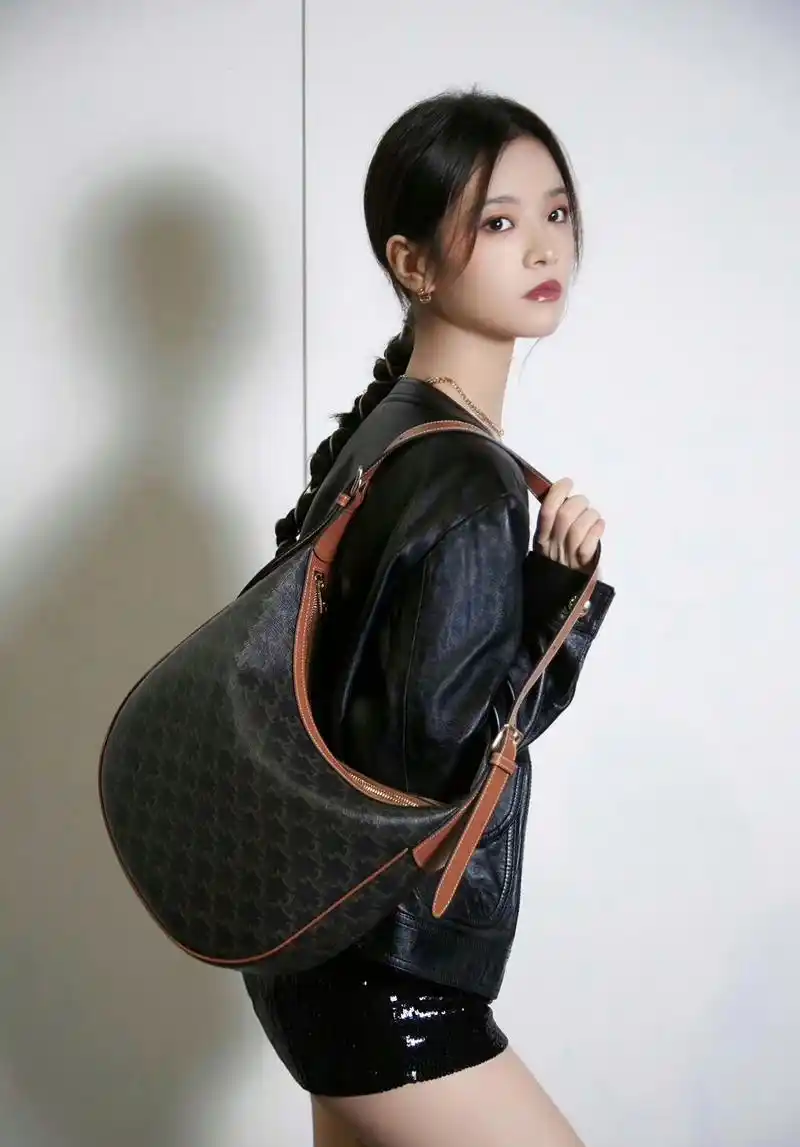 新晋演员李庚希陷入抽烟风波,粉丝:无所谓,她抽大炮我都喜欢!