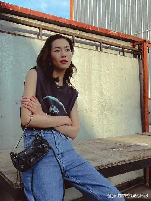 刘雯夏日私服造型汇总,好身材 好衣品诠释独一份的率性洒脱