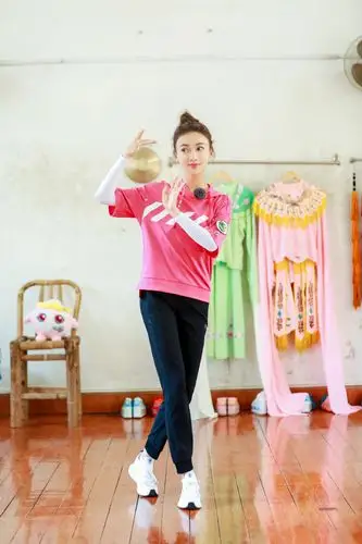 吴谨言甜美俏皮舞姿图片