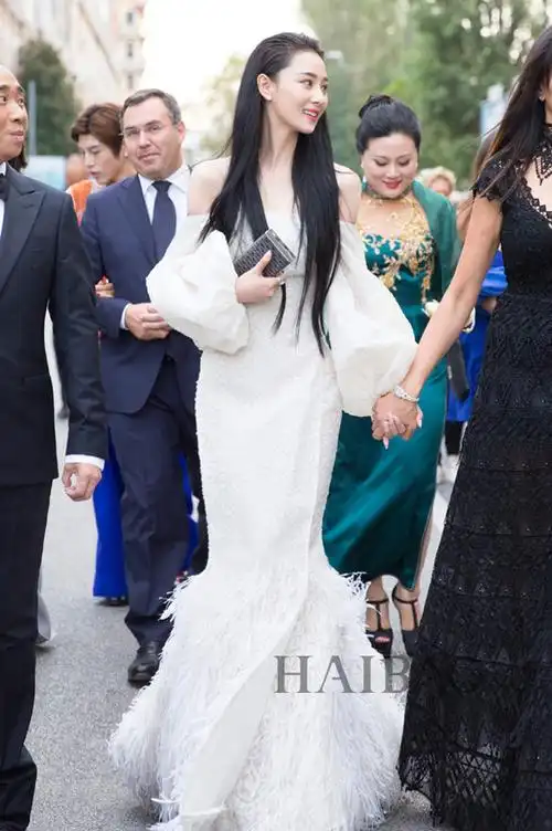 张馨予亮相2015第72届威尼斯电影节开幕式红毯