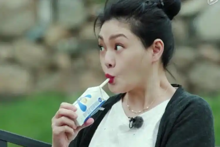 大s的有趣的拍照方式,一会做鬼脸,一会搞笑,ktv摆拍也是醉了