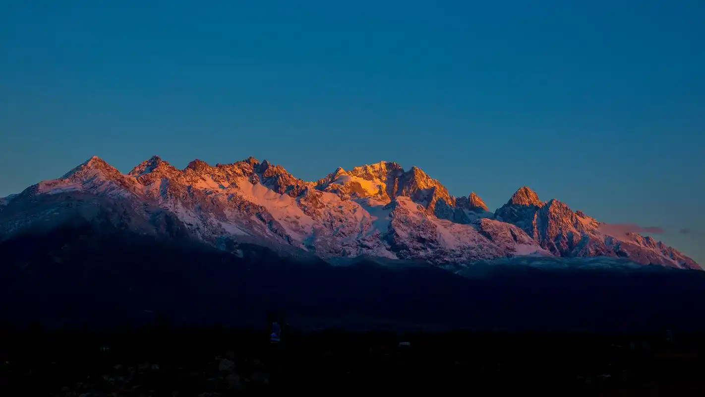 雄伟的山峰风景摄影高清宽屏桌面壁纸