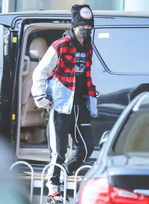 吴亦凡将运动裤塞进袜子里,本以为会很土,谁料穿出电棍腿很潮!