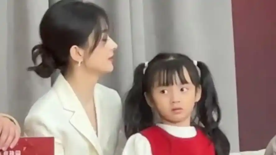 赵丽颖抱着小孩真的好温柔