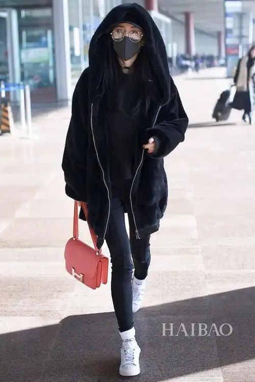 白色短袜,拎爱马仕 (hermes) constance系列单肩包准备杨幂机场街拍