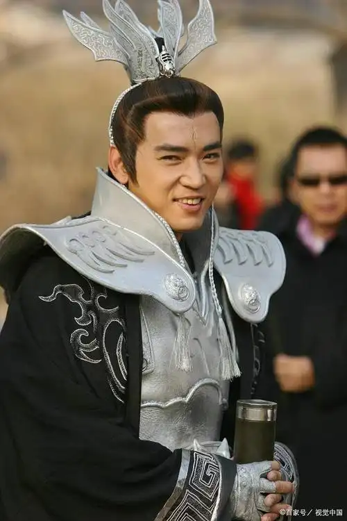 位英俊潇洒(具体形象可以参考电视剧《宝莲灯》中焦恩俊饰演的二郎神