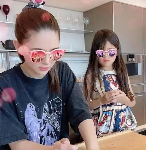 嫩模出身嫁大14岁周董,连生三胎的昆凌,没你想的那么简单