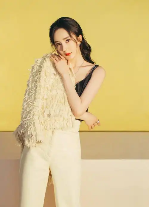 杨幂超话@杨幂受邀参加《启航2021——中央广播电视总台跨年盛典》,和