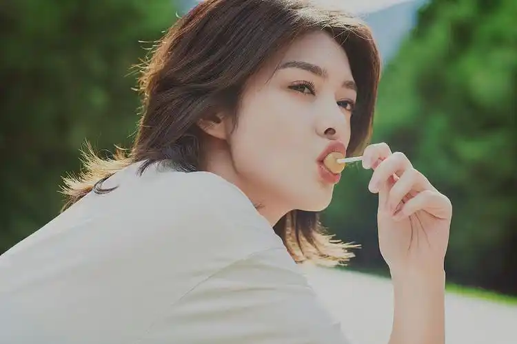 傅菁发布一组户外清新写真 短发短裤中性造型超率性_高清图集_新浪网