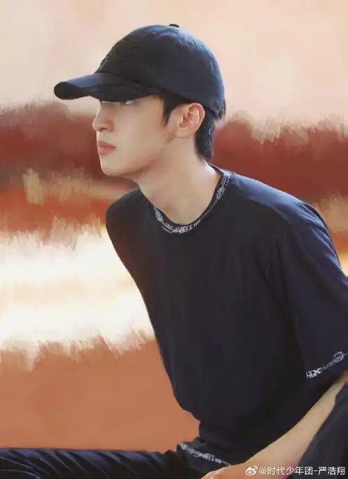 严浩翔黑色棒球帽侧颜#严浩翔黑色棒球帽侧颜好绝,状态满分,是谁汉葺