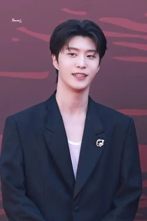 范丞丞飘带黑西装