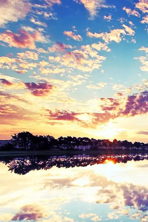 天空 壁纸 梦幻 唯美 清新 湖畔 白云 蓝天 树林 烈日 太阳 by:制冷学